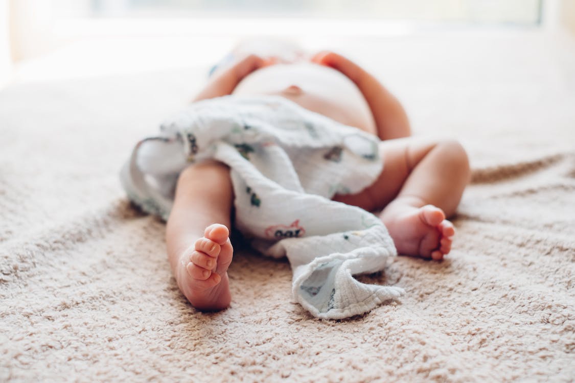 Side-lying Bottle-Feeding: Benefits, Positions, and More - Legendairy Milk